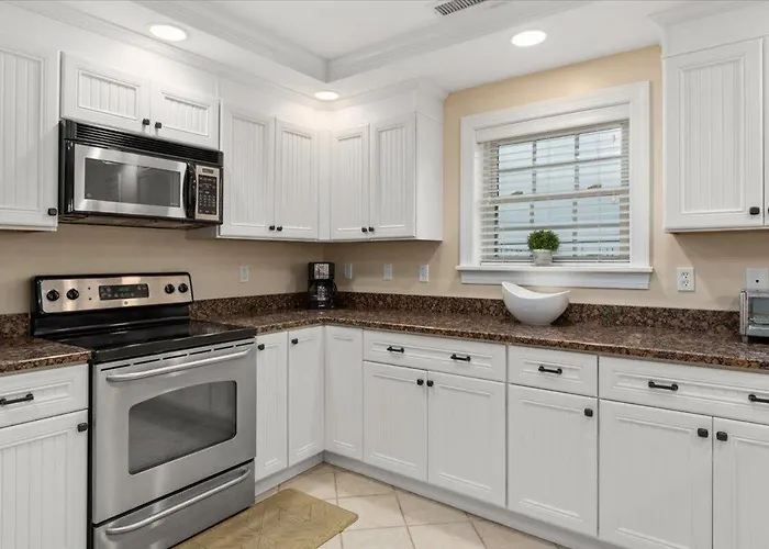 3 Bedroom Ocean Block At Seaside Retreat Just Steps From The Beach!
