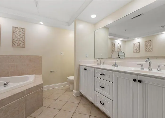 3 Bedroom Ocean Block At Seaside Retreat Just Steps From The Beach!
