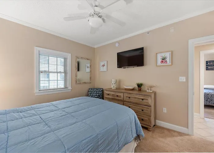 3 Bedroom Ocean Block At Seaside Retreat Just Steps From The Beach! *