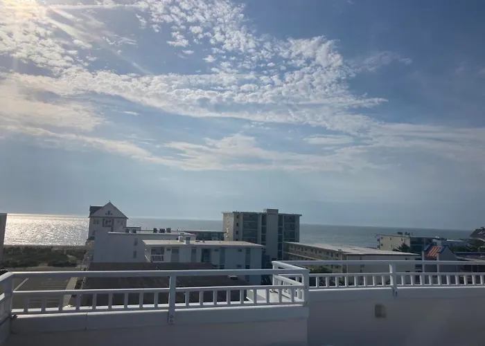 3 Bedroom Ocean Block At Seaside Retreat Just Steps From The Beach! Holiday home *